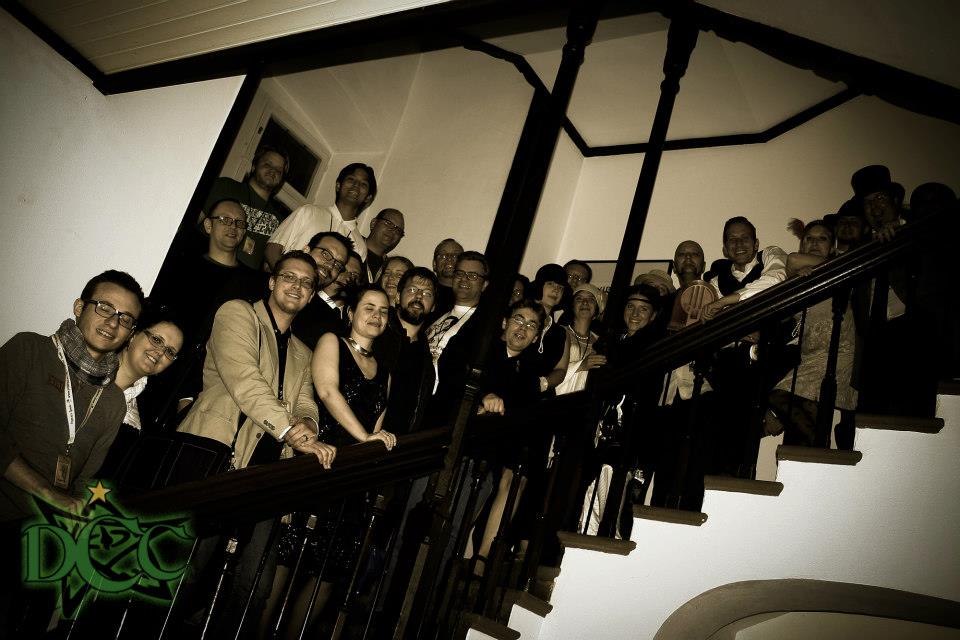 Great Gatsby-Teilnehmer auf Treppe.